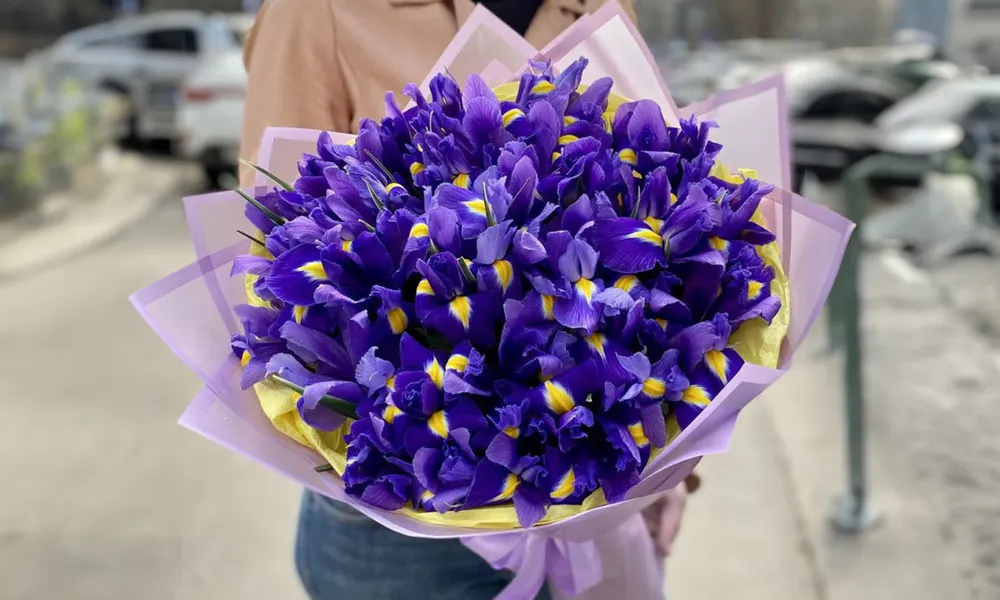 Wedding Anniversary Flowers: The Perfect Blooms for Each Year 22 25th Anniversary: Irises